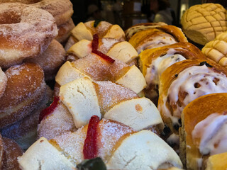Pan dulce mexicano. Mini rosca de reyes, roles de canela y donas de azúcar