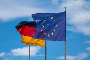 Flaggen von Deutschland und der Europäischen Union wehen im Wind in Berlin. 
