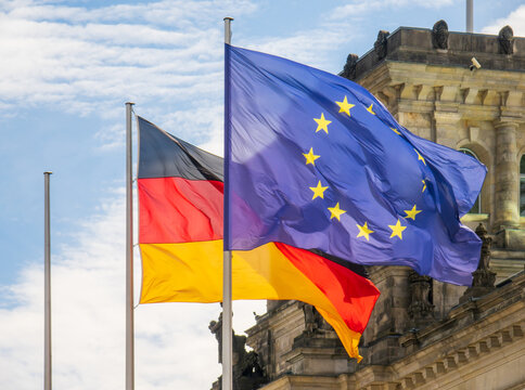 Flaggen von Deutschland und der Europ&auml;ischen Union wehen im Wind vor dem Reichstag in Berlin. 