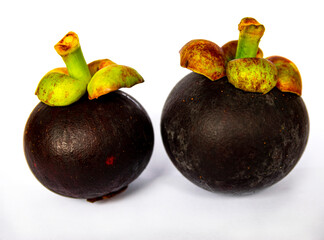 Fruta conocida como mangostán. Tiene una coloración púrpura cuando esta maduro y por dentro semillas con pulpa blanca y dulce.