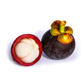 Fruta conocida como mangostán. Tiene una coloración púrpura cuando esta maduro y por dentro semillas con pulpa blanca y dulce.