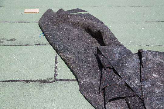 Auf der Baustelle: Reste von alten Elastomer Bitumen Schweissbahnen zum Abdichten von Gr&uuml;nd&auml;chern, begr&uuml;nten Tiefgaragen oder Terrassen