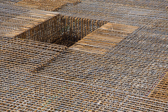 Auf der Baustelle: Vorgefertigte Körbe oder Bewehrungskörbe aus Betonstahlmatten für das Vergiessen von Beton für Fundamente und Decken