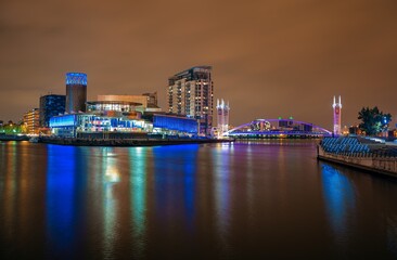 Obraz premium Manchester Salford Quays business district night view