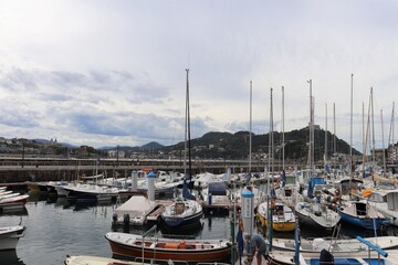 le port de plaisance de San Sebastian sous les nuages, ville de San Sebastian, Espagne