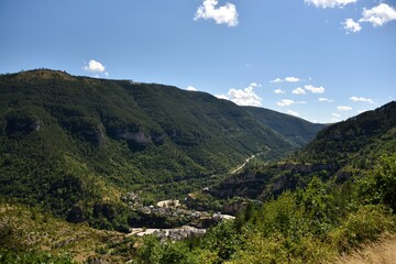 Fototapeta na wymiar Les Gorges du Tarn et le Village de Sainte-Enimie (Lozère)