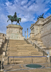 Obraz premium At the top of a large stone staircase, Victor Emmanuel II rides on a horse at the Victor Emmanuel II National Monument in Rome, Italy. 
