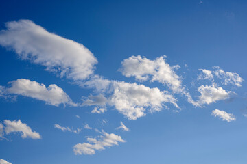 Fototapeta na wymiar nuages blancs dans un ciel bleu