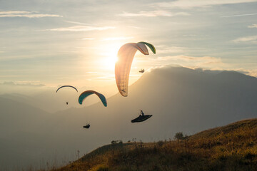 Paragleiter im Sonnenuntergang