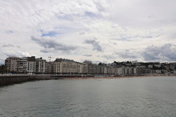 Obraz premium le littoral à Saint Sébastien le long de la mer méditerranée, ville de Saint Sébastien, Espagne