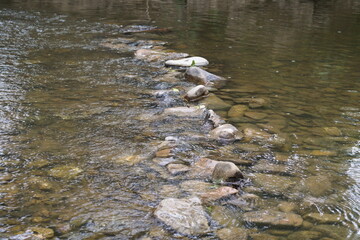 Lit de pierres en rivière