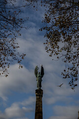 Una estatua con arboles alredeor.