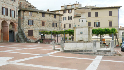 Fototapeta na wymiar Fontana nella piazza principale di Castelnuovo Berardenga, in provincia di Siena.