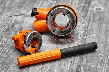 die stock and die professional tool for cutting threads on pipes, studs and screws