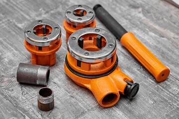 die stock and die professional tool for cutting threads on pipes, studs and screws