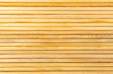 Pared de troncos de madera, textura y color de madera visibles