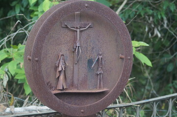 um objeto religioso e vintage em uma floresta