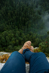 Mineral el chico en Pachuca Hidalgo desde lo alto con botas cafes y pinos verdes en con neblina 