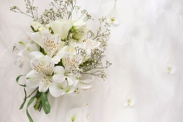 Obraz na płótnie Canvas postcard layout. wedding card with a bouquet of white flowers. invitation. congratulation