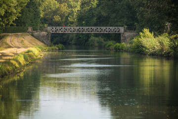Fototapeta na wymiar le canal de Roanne à Digoin entre Loire et Saône et loire en france