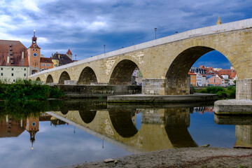 Fototapeta premium Steinerne Brücke Regensburg, mit Reflektion