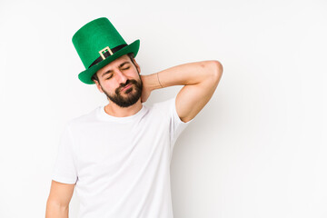 Fototapeta premium Young caucasian man wearing a saint patricks hat isolated touching back of head, thinking and making a choice.