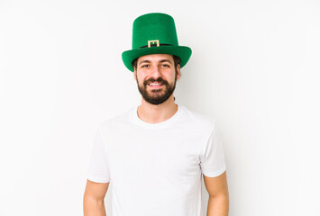 Young caucasian man wearing a saint patricks hat isolated happy, smiling and cheerful.