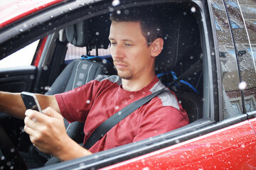 Obraz premium Handy während der Autofahrt