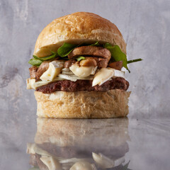 Hamburguesa de carne con queso brie