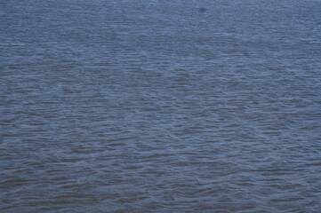 as águas de um belo e calmo lago azul 