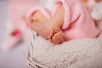winzige Füße eines Neugeborenen - obrazy, fototapety, plakaty