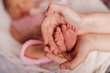 winzige Füße eines Neugeborenen - obrazy, fototapety, plakaty