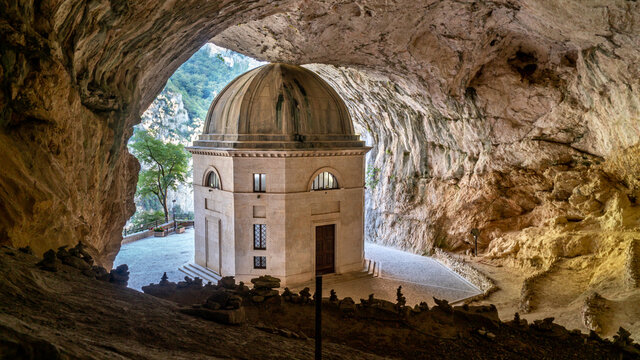 foto orizzontale del Tempio del valadier dall'interno della grotta