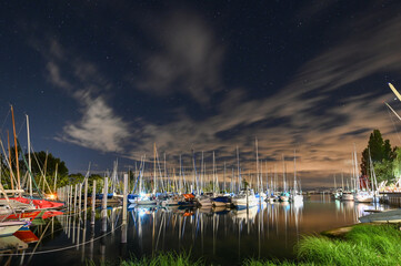 Segelboote im Hafen unterm Sternenhimmel