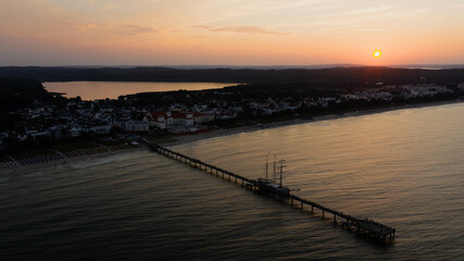 Obraz premium Silhouette der Ortschaft Binz im Sonnenuntergang