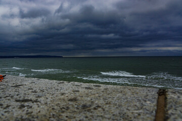 Dunkle Wolken &uuml;ber dem Meer
