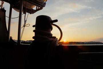 Fototapeta premium Sonnenuntergang über Segelschiff
