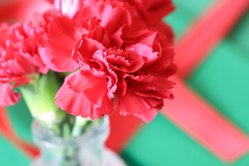 ガラス瓶にいけた赤いカーネーション