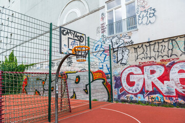 Basketball im Käfig