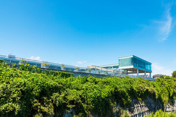 (茨城県-都市風景)高台の日立駅と青空１