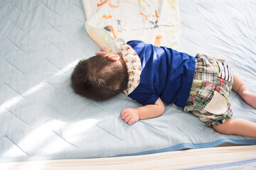 ベッドで寝ている日本人の赤ちゃん