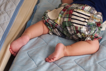 ベッドで寝ている日本人の赤ちゃん