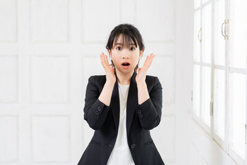 ビックリして驚く若い女性