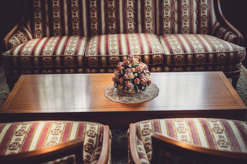 洋室に置かれたレトロなソファー