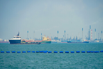 Obraz premium シンガポールの海と船舶