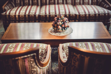 洋室に置かれたレトロなソファー