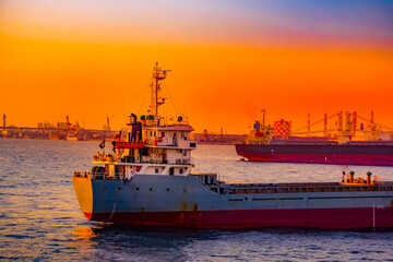 Fototapeta premium 貨物船のシルエットと夕景
