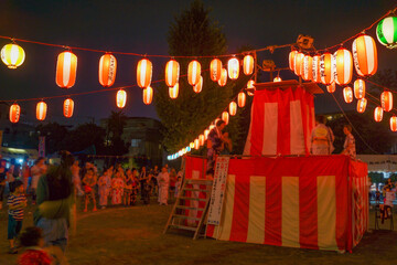 夏祭りの盆踊りイメージ