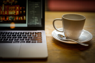 カフェでのパソコン作業のイメージ