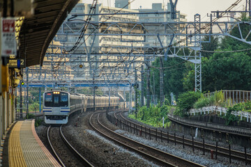 横浜市保土ヶ谷駅のプラットフォームと湘南新宿ライン